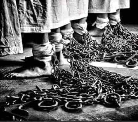 اس کو کہو میں سانس لینا چاہتا ہوں 
میرے وجود کی رسیاں کھولے