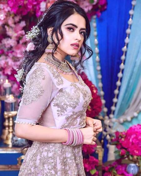 chand jasaa he lgta hain Allah pak ny kasi kasi ko Hosan b kamal kaa deyaa