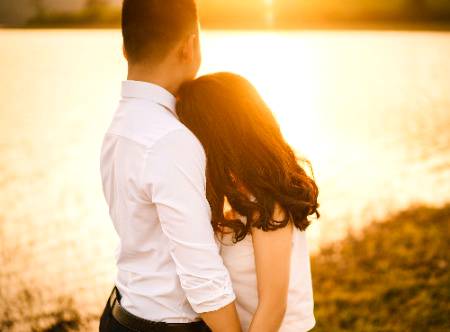 Iss Jagah Aa Gaye Chahtein Ab Meri
Chheen Lunga Tumhe Saari Duniya Se Hi
Tere Ishq Pe Haan Haq Mera Hi To Hai
Keh Diya Hai Ye Maine Mere Rab Se Bhi
Jis Rashte Tu Na Mile
Uspe Na Ho Mere Kadam
Tere Bin Ab Na Lenge Ek Bhi Dum
Tujhe Kitna Chaahne Lage Ham
Tere Sath Ho Jayenge Khatam
Tujhe Kitna Chaahne Lage Hum