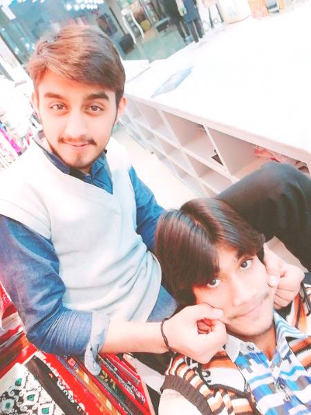 Ameer to nhi sahb☺️pr pr zameer
❤️Aisa rakhty hn.😏k jisy kbi koi khreed nh skta.😎😏❤️🌹👈