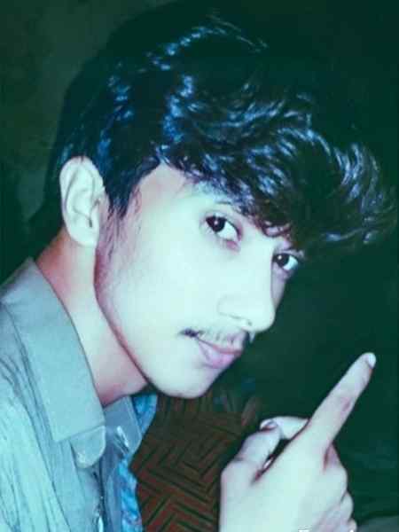 ہائے ۔! ہم جیسے بیکار لوگ روٹھ بھی جائیں تو کوئ منانے نہیں آتا🍁  ❤