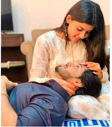 Mouhabbt tu bohat chota lafaz han ❤❤Razi G❤❤
Meri tu jann basti hn ap me