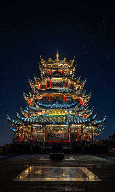 ان کے دیکھے سے جو آتی ہے منہ پر رونق 
 وہ سمجھتے ہیں کہ بیمار کا حال اچھاہے۔