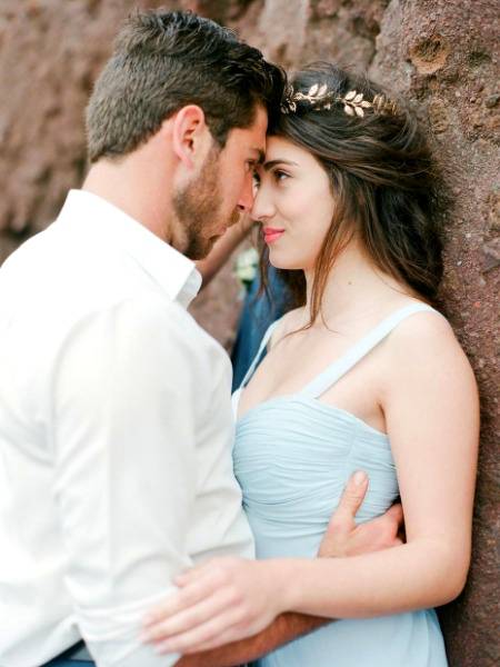 کتنے شیریں ہیں تیرے لب کہ رقیب 
گالیاں کھا کے بے مزا نہ ہوا