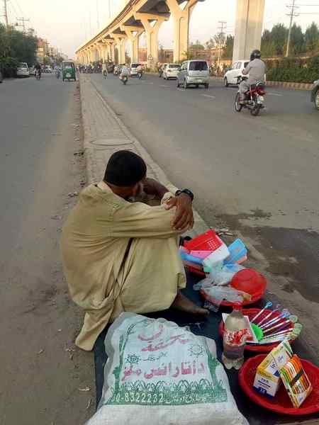 مری ہَمدم کو شکوہ ہے کہ میں کُچھ بھی نہیں کرتا
مِرے بچّے سمجھتے ہیں. کہ قسمت میں بناتا ہُوں