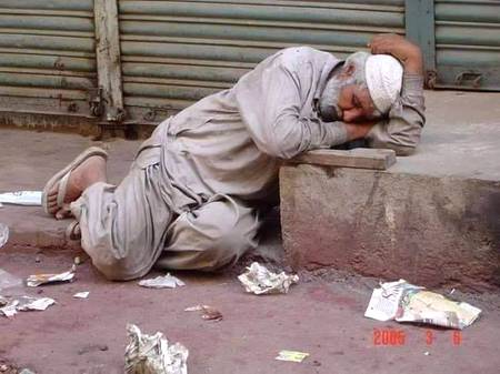 زندگی ذرا لمبی ہو جاۓ تو اولاد بھی
اچھا خاصہ سبق سکھا دیتی ہے __ 😢
