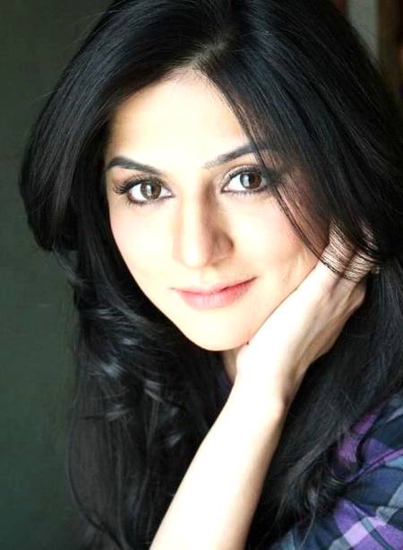 بیکار سا قصہ ہوں اک فرضی کہاوت ہوں میں خاک کا ذرہ ہوں مٹنے کی علامت ہوں