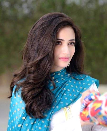 میرے گاوں میں تو تتلی پر مرمٹتے ہیں لوگ🍁
تیرے آنے سے تو خلقت باولی ہو جائے گی🍁