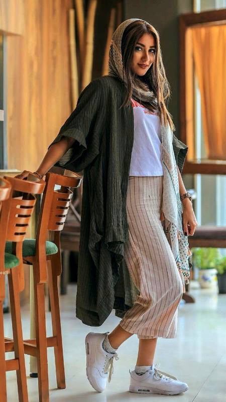 ایک ہی شخص پہ مرکوز تھی دنیا میری_
یعنی ایک شخص مجھے ارض و سما جیسا تھا