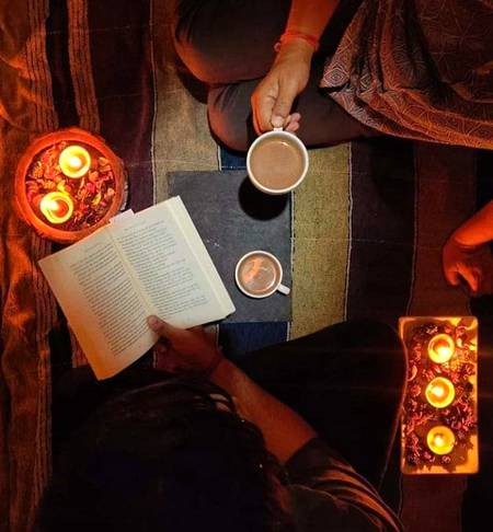 خیالوں میں بنا کر ہمسفر تجھے 
چائے کو تیرے ساتھ پیتے ہیں