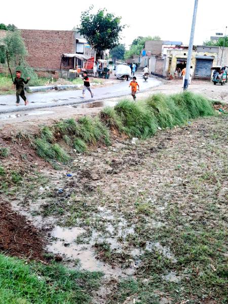 بچے بارش انجواۓ کرتے ہوئے 🚶💃👭