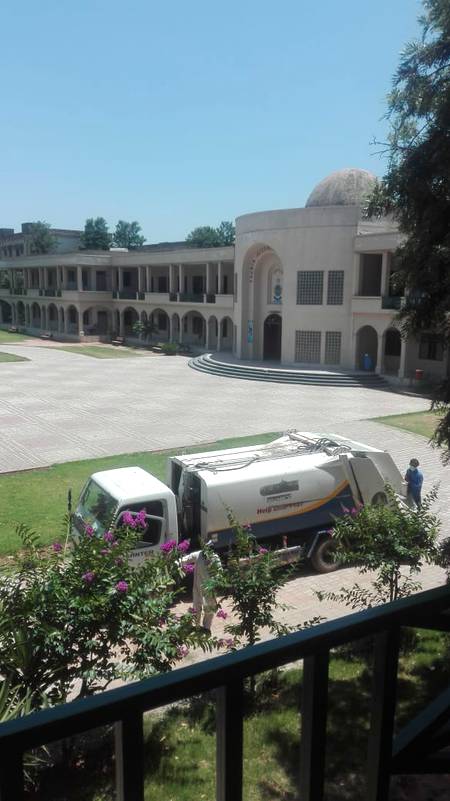 Kabi ya school hova krta that ab ya karatina mn Chang ho gya..Allah Pak sub ko apni hifazat mn rakhy ameen.