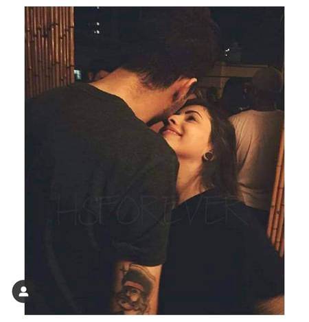 پیاسے_لب ، خشک_گلا ،آنکھیں ہیں منتظر
سینے سے لگ ، سکون دے ، تھک سا گیا ہوں میں