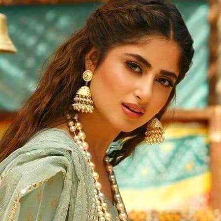 Ma nhi rkhti shok ulfat kisi se bhi. ...berehm c larki hon dil tor deti hon. ..