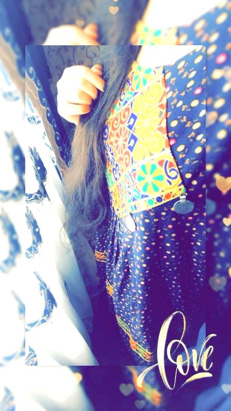 نالیاں پڑ گئیں رُخساروں پہ روتے روتے شمع کی طرح میرے گرم یہ آنسو نکلے 
Um e Hani