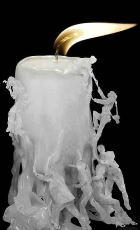 شمع روشن ہوئی تو پروانہ کا ہجوم بندھا 
اذیت میں دیکھ کر سب جاں نثار ہوگئے