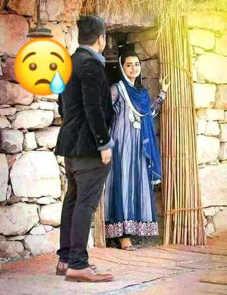 بہت خوش ہُوئے اُن  کے دروازے  پر کھڑا دیکھ کر درٰد  کی  اِنتہا ہُو گئی  جب اُس نے کہا  کُون ہو  تُم