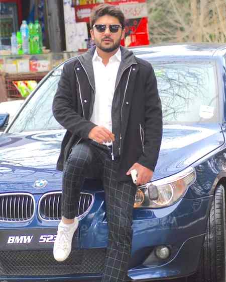 کہہ دو چاند سے کہ وہ اور حسن مانگ کے لائے۔
آج پھر ہارے گا میرے یار سے ہمیشہ کی طرح