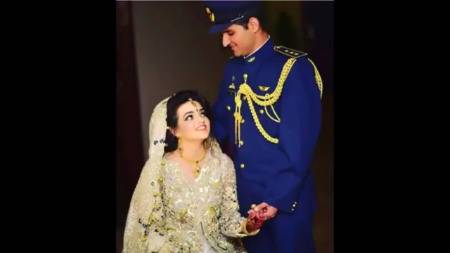 Banjao mn teri malkah bass etni c khwahish ha humari.