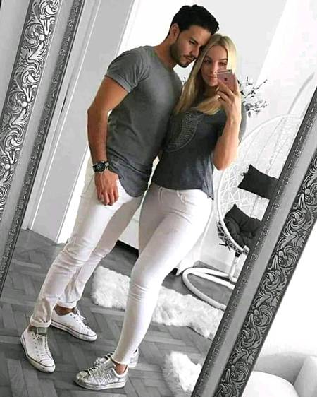 سمندر عشق کی گہرائی کو نہ ناپ____

تصور میں یار کو رکھ____ اور ڈوبتا جا!!!!!💞