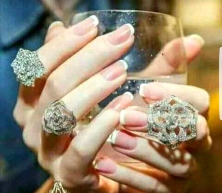 Nasha pila k girana to sab ko ata hai mazah to tab hai ke girtey ko tham le saqi....
Me Anaya Ali