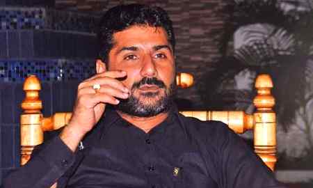 .q3 600 se ziyadaaa qatal karny Waly ko just 12 saal ki saza.😯😏  

ملٹری کورٹ نے عزیر بلوچ کو 12 سال قید کی سزا سنادی



اسلام آباد: ملٹری کورٹ نے لیاری امن کمیٹی کے سابق سربراہ عزیر بلوچ کو  12سال قید کی سزا سنادی۔ذرائع ہم نیوز کے مطابق عزیر بلوچ کو آفیشل سیکرٹ ایکٹ کے تحت 12سال قید کی سزا سنائی گئی ہے۔سزا سنائے جانے کے بعد عزیر بلوچ کو سینٹرل جیل کراچی منتقل کردیا گیا ہے۔ذرائع ہم نیوز کا کہنا ہے کہ اب عزیر بلوچ پر سندھ میں درج دیگر مقدمات بھی چلیں گے۔