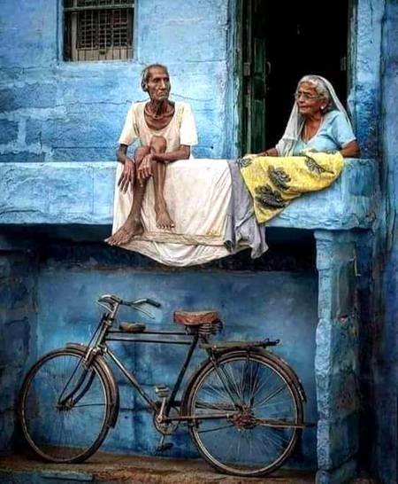 سب پرندے اڑ گئے ہیں دھیرے دھیرے چھوڑ کر
باغباں اب ہے اکیلا عمر کے اس موڑ _پر😢