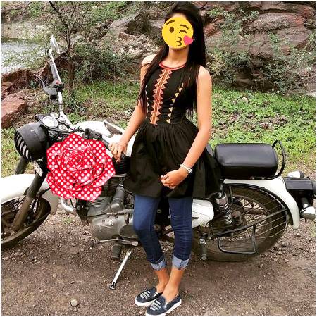 *محبت کرنے والے بھی بڑے عجیب لوگ ہوتے ہیـں . ایک بندہ چن رکھا ہوتا ہے . جس کے بغیر جی نہیــں سکتے . اور اسـی کے بغیر ہی جیئے بھی جاتے ہیں .
Um e Hani