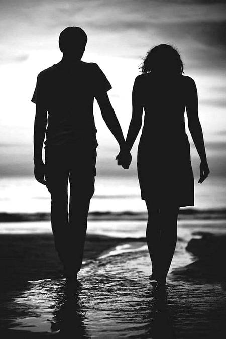 چل آج میرے ساتھ-تھوڑی دیر تو چل

پاگل کہنے والوں کو-دیوانگی دیکھانی ھے
Chaand😥