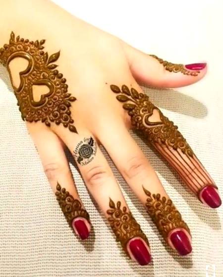 Mehndi kesi lag rahi h friends mene lagai h apni friend ko