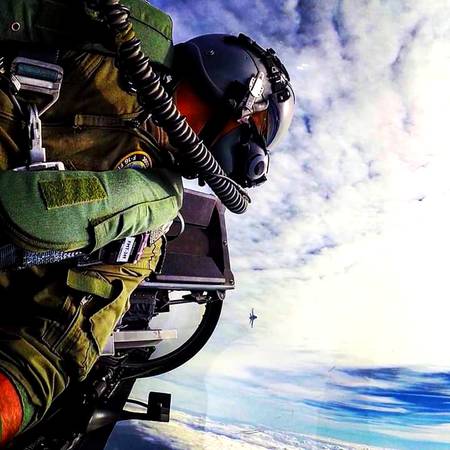 "نہ چاہو تو بھی مل ہی جاتا ہے...😕
دنیا میں دھوکہ "عروج" پر ہے