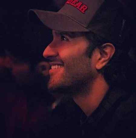 میں سب کو ہنسنانے والا لڑکا 
جب خدا سے اپنی باتیں کرتا ہوں تو رو پڑتا ہوں😔