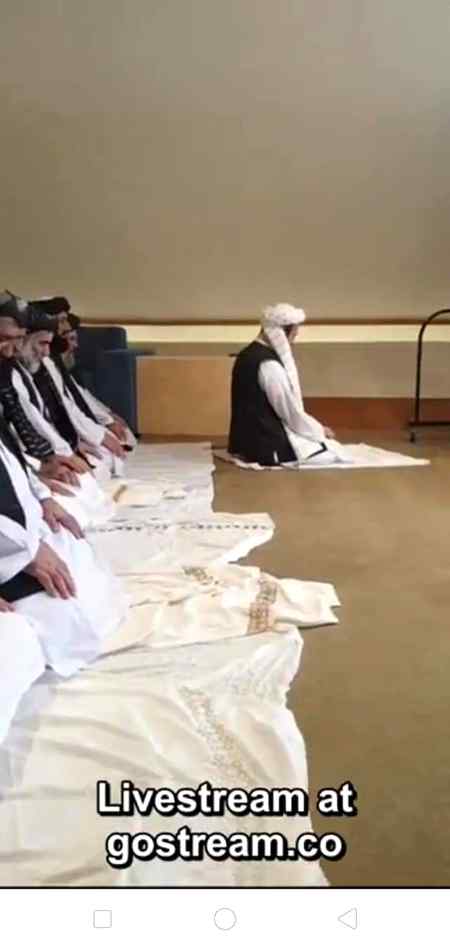 پٹھانوں نے انگریزی نہیں سیکھی 
لیکن تاریخ گواہ ھے کہ پٹھانوں نے انگریزوں کو سبق سکھایا ھے 💪💪💪 قطر مزاکرات میں نماز کیلے وقفہ