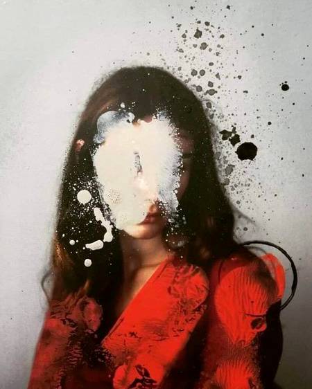 میں ایسے لوگوں میں زندہ ہوں ترے بعد کہ جو
دلاسہ دیتے ہوۓ تالیاں بجاتے ہیں ۔۔!