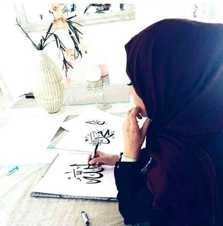 اپنے رب سے اخلاص رکھنے والے کی مثال ریت پر چلنے والے کی ہے۔۔۔

کہ چلنے کی آہٹ سنائی نہیں دیتی لیکن قدموں کے نشان نظر آتے ہیں!