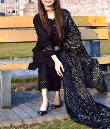 ھم سے ہمکلام ہونا تو ادب وآداب سےھونا🥀🖤
ھم لھجے کی تلخیوں کو منہ پر ما ر دیتے ہیں 🔥❤
Anum malik😇