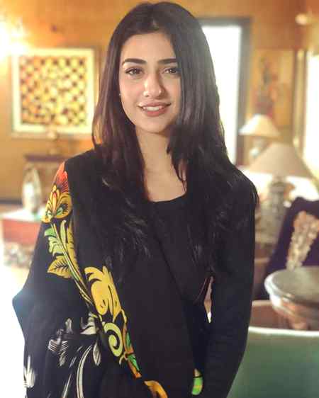 کچھ ان کو بھی پسند ہے کالا جوڑا.... 🍁
کچھ کمبخت ہم پہ جچتا بھی بہت ہے.... 🍁