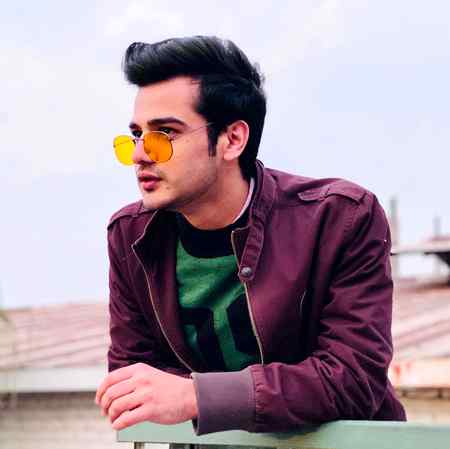 Meri Zindagi ki shamoo ka ek sawera heh.  Meh haqeqat meh a Raha ho.   Par voh khowaboo meh Mera heh🚫