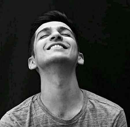 ویسے جتنا صبر میں شادی کے لیے کر رہا ہوں ۔۔
مجھے پھل 🍎🍏نہیں فروٹ چاٹ ملنی چاہیے