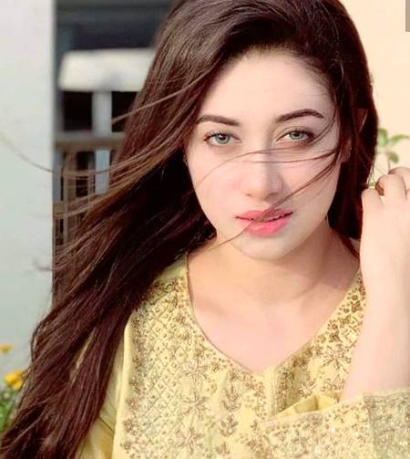 لوگ آسمانوں پر ڈھونڈتے رہے
🔥🔥
میں نے زلفوں میں چھپا چاند دیکھا