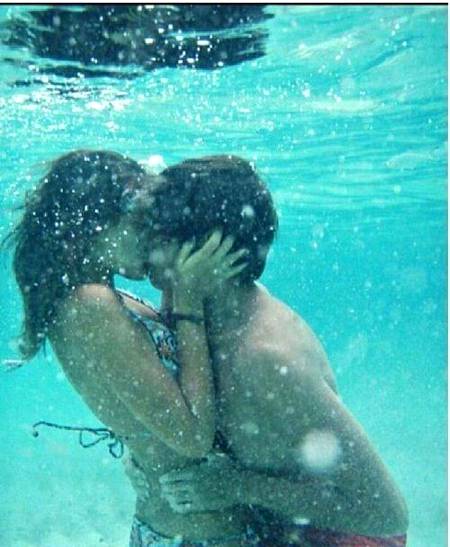 ہم ان کے ہونٹوں کو چوم کر پیاس بجھانا چاہتے تھے💋💋💋چومیں ہونٹ ان کے تو وہ بھی برسوں کے پیاسے نکلے💋💋 - H∆mzıı.. 🤹♂️�