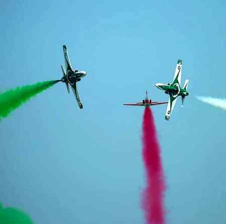 Irady jin k pukhta hn,
Nazar jin ki KHUDA pr ho

Talatam khez mojon se,
Wo ghabraya nahen krty