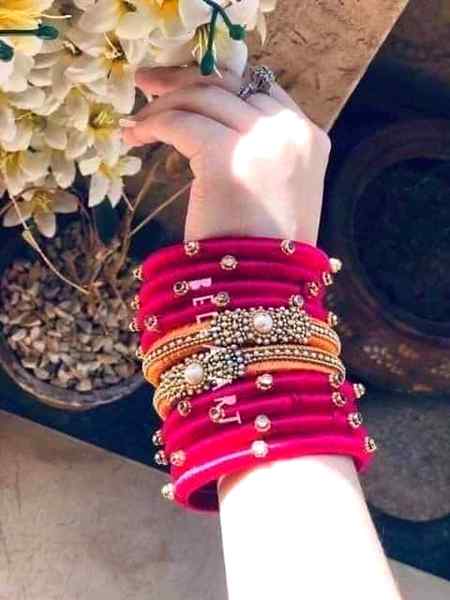 سگریٹ کے پیسے رکھے تھےمیں نے۔۔۔

اسکے لئے چوڑیاں خرید لایا ہوں۔۔!!💯🖤⁦☑️⁩

🕊*