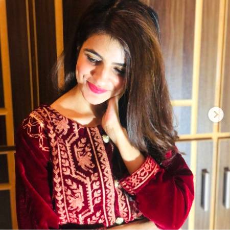 Hazrhoo Aib han muj meine  muj maloom bhi ha ye
Mager aik shaks hi nadan mujy  anmol khta ha