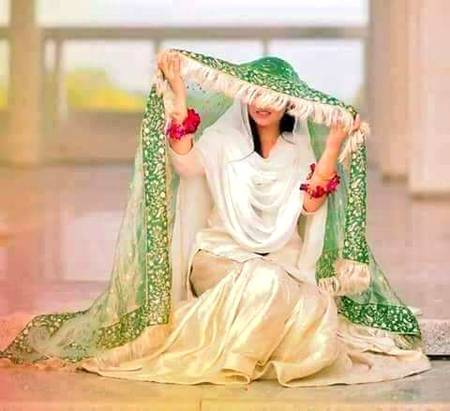 وہ بھی قِسطوں پہ دکھاتی  ہے ادائیں اپنی💔 
وہ بھی ہونے نہیں دیتی  مُجھے سارا پاگل