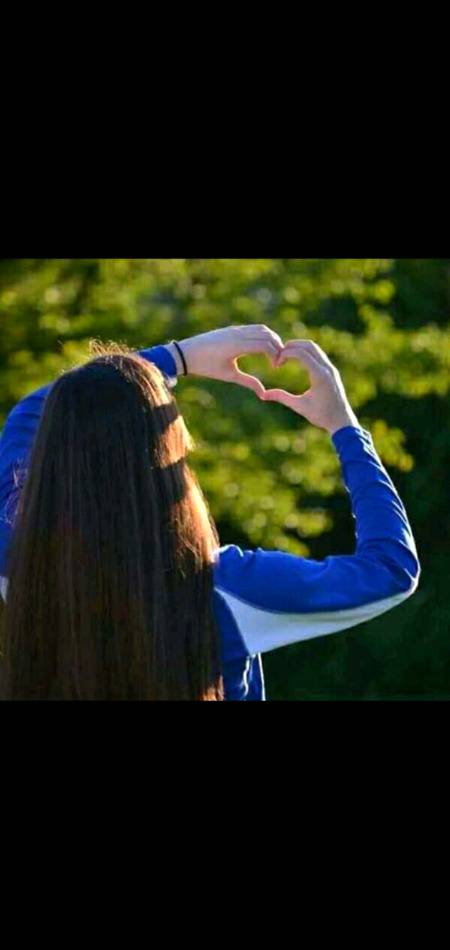 Hm apney usolon k rastey pe chltey hien 
Isi liye hm dost km or dushman zyada rkhtey hien