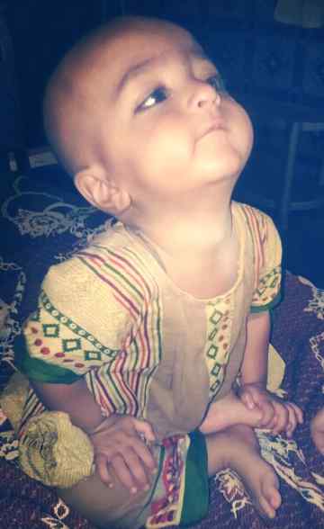 Naraaz ho rai apni mmaa k sath :-) :-)