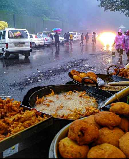 Waao nice weather or  grm grm pakory  🌧️🌧️☔️😋😋😜😜