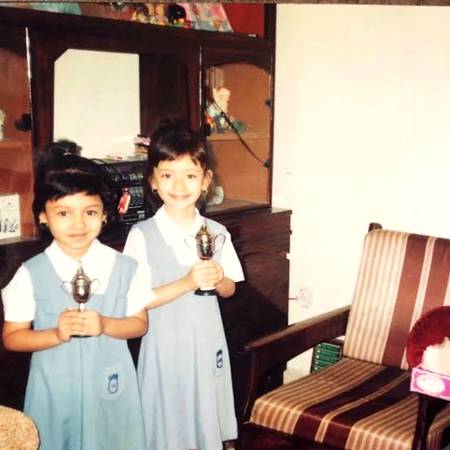 Childhood pic of komal aziz with her sis...
