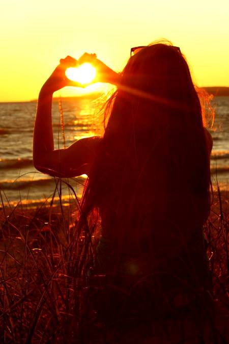 اپنے احساس سے چھو کر مجھے صندل کر دو
میں کہ صدیوں سے ادھورا ہوں مکمل کر دو

نہ تمہیں ہوش رہے اور نہ مجھے ہوش رہے
اس قدر ٹوٹ کے چاہو مجھے پاگل کر دو